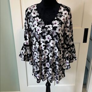 Alfani Black and White Floral Bell Sleeve Blouse EUC